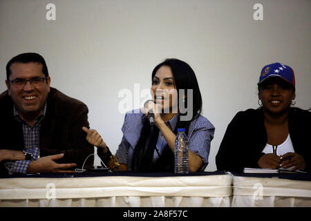 Valencia, Carabobo, Venezuela. Nov 8, 2019. 08 novembre, 2019. Delsa Solorzano (C), adjoint à l'Assemblée nationale et opposant du gouvernement de Nicol''s Maduro, au cours d'une réunion de la Commission des droits de la personne, avec des parents et des victimes, dans l'État de Carabobo. En Carabobo il y a 60 cas graves de violations des droits de l'homme et en seulement cinq d'entre eux il y a eu, avec l'impunité au-dessus de 90 pour cent dans les cas. photo : Juan Carlos Hern''Méndez Crédit : Juan Carlos Hernandez/ZUMA/Alamy Fil Live News Banque D'Images