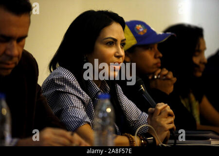 Valencia, Carabobo, Venezuela. Nov 8, 2019. 08 novembre, 2019. Delsa Solorzano (C), adjoint à l'Assemblée nationale et opposant du gouvernement de Nicol''s Maduro, au cours d'une réunion de la Commission des droits de la personne, avec des parents et des victimes, dans l'État de Carabobo. En Carabobo il y a 60 cas graves de violations des droits de l'homme et en seulement cinq d'entre eux il y a eu, avec l'impunité au-dessus de 90 pour cent dans les cas. photo : Juan Carlos Hern''Méndez Crédit : Juan Carlos Hernandez/ZUMA/Alamy Fil Live News Banque D'Images