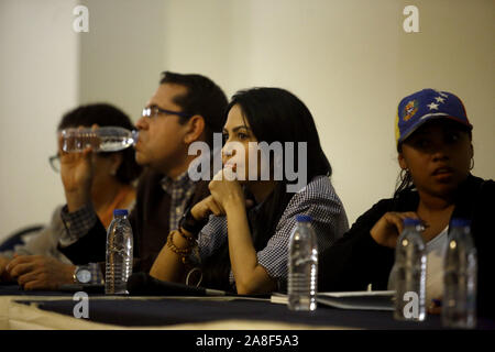 Valencia, Carabobo, Venezuela. Nov 8, 2019. 08 novembre, 2019. Delsa Solorzano (C), adjoint à l'Assemblée nationale et opposant du gouvernement de Nicol''s Maduro, au cours d'une réunion de la Commission des droits de la personne, avec des parents et des victimes, dans l'État de Carabobo. En Carabobo il y a 60 cas graves de violations des droits de l'homme et en seulement cinq d'entre eux il y a eu, avec l'impunité au-dessus de 90 pour cent dans les cas. photo : Juan Carlos Hern''Méndez Crédit : Juan Carlos Hernandez/ZUMA/Alamy Fil Live News Banque D'Images