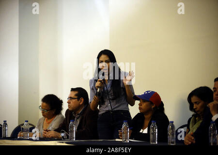 Valencia, Carabobo, Venezuela. Nov 8, 2019. 08 novembre, 2019. Delsa Solorzano (C), adjoint à l'Assemblée nationale et opposant du gouvernement de Nicol''s Maduro, au cours d'une réunion de la Commission des droits de la personne, avec des parents et des victimes, dans l'État de Carabobo. En Carabobo il y a 60 cas graves de violations des droits de l'homme et en seulement cinq d'entre eux il y a eu, avec l'impunité au-dessus de 90 pour cent dans les cas. photo : Juan Carlos Hern''Méndez Crédit : Juan Carlos Hernandez/ZUMA/Alamy Fil Live News Banque D'Images