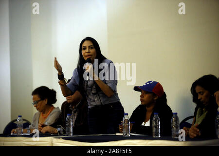 Valencia, Carabobo, Venezuela. Nov 8, 2019. 08 novembre, 2019. Delsa Solorzano (C), adjoint à l'Assemblée nationale et opposant du gouvernement de Nicol''s Maduro, au cours d'une réunion de la Commission des droits de la personne, avec des parents et des victimes, dans l'État de Carabobo. En Carabobo il y a 60 cas graves de violations des droits de l'homme et en seulement cinq d'entre eux il y a eu, avec l'impunité au-dessus de 90 pour cent dans les cas. photo : Juan Carlos Hern''Méndez Crédit : Juan Carlos Hernandez/ZUMA/Alamy Fil Live News Banque D'Images