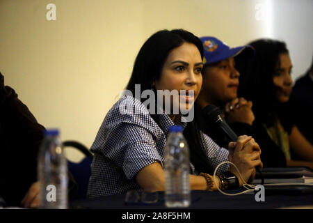 Valencia, Carabobo, Venezuela. Nov 8, 2019. 08 novembre, 2019. Delsa Solorzano (L), adjoint à l'Assemblée nationale et opposant du gouvernement de Nicol''s Maduro, au cours d'une réunion de la Commission des droits de la personne, avec des parents et des victimes, dans l'État de Carabobo. En Carabobo il y a 60 cas graves de violations des droits de l'homme et en seulement cinq d'entre eux il y a eu, avec l'impunité au-dessus de 90 pour cent dans les cas. photo : Juan Carlos Hern''Méndez Crédit : Juan Carlos Hernandez/ZUMA/Alamy Fil Live News Banque D'Images