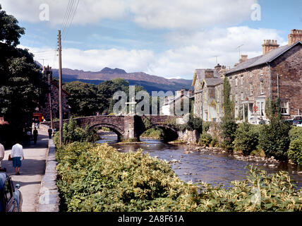 Pont de pierre sur la rivière dans le village de Colwyn, Beddgelert Gwynedd, Snowdonia National Park, au nord du Pays de Galles 1964 Banque D'Images