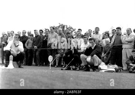 Fans et caddies Open Championship 1963. Royal Lytham & St Annes Golf Club à Lytham St Annes, Angleterre Banque D'Images