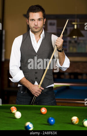 Mann spielt Billard Spiel, M. : Oui Banque D'Images