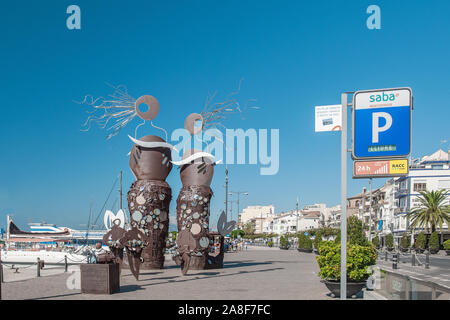 Cambrils, Espagne 06 12 2018 : le monument aux morts de marins est situé sur la plage, dans le port de Cambrils. Monument aux victimes du savoir, 1911 Banque D'Images