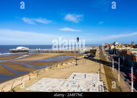 La magnifique plage de Blackpool primé et de la jetée du ciel, seaside holiday resort au Royaume-Uni, une grande destination touristique, vue aérienne Banque D'Images