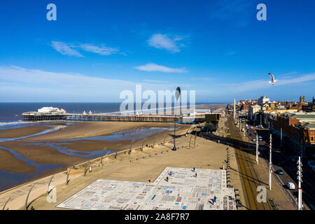 La magnifique plage de Blackpool primé et de la jetée du ciel, seaside holiday resort au Royaume-Uni, une grande destination touristique, vue aérienne Banque D'Images