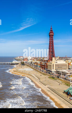 Photographie aérienne, drone voir , de la célèbre Tour de Blackpool et plage du ciel sur une belle journée d'été, photos aériennes, photo, image côtières Banque D'Images