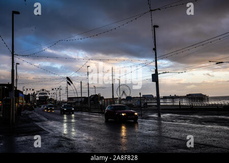 La très belle Blackpool pier et plage au coucher du soleil après une tempête qui se transforme en chaleur de l'été jour dans le Lancashire, Royaume-Uni Banque D'Images