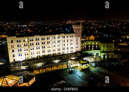 Belles vues aériennes de Blackpool la nuit, y compris Norbreck Castle Hotel situé sur le front de mer, paysage urbain Banque D'Images