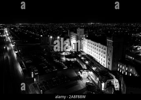 Belles vues aériennes de Blackpool la nuit, y compris Norbreck Castle Hotel situé sur le front de mer, paysage urbain Banque D'Images