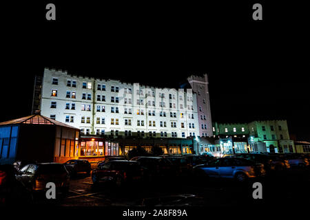 Belles vues aériennes de Blackpool la nuit, y compris Norbreck Castle Hotel situé sur le front de mer, paysage urbain Banque D'Images