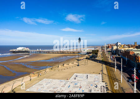 La magnifique plage de Blackpool primé et de la jetée du ciel, seaside holiday resort au Royaume-Uni, une grande destination touristique, vue aérienne Banque D'Images