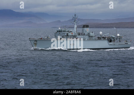 Les chasseurs de mines de classe Hunt HMS Brocklesby opérant dans les eaux britanniques. Banque D'Images