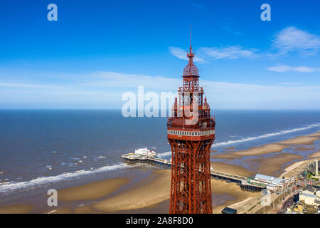 Vues aériennes de la Blackpool Tower dans l'une des stations balnéaires plus grand du Stunnig, paysages de la mer, et lui-même de la ville de Blackpool Banque D'Images