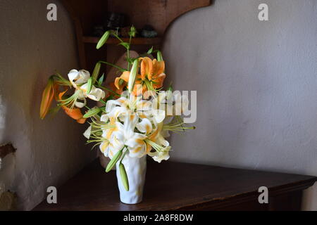 Bouquet de Lys Lady Alice et lys Henryi Banque D'Images