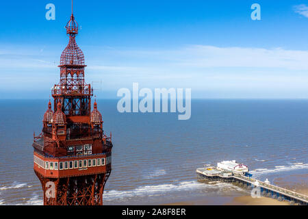 Vues aériennes de la Blackpool Tower dans l'une des stations balnéaires plus grand du Stunnig, paysages de la mer, et lui-même de la ville de Blackpool Banque D'Images