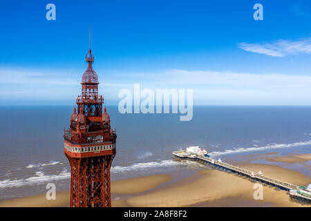 Vues aériennes de la Blackpool Tower dans l'une des stations balnéaires plus grand du Stunnig, paysages de la mer, et lui-même de la ville de Blackpool Banque D'Images