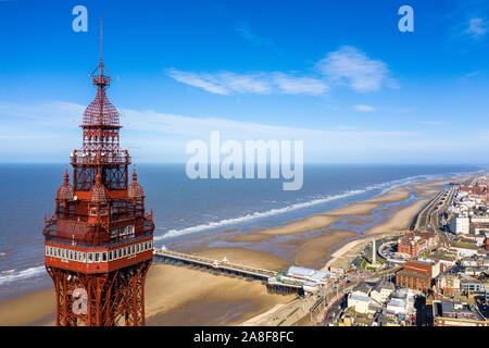 Vues aériennes de la Blackpool Tower dans l'une des stations balnéaires plus grand du Stunnig, paysages de la mer, et lui-même de la ville de Blackpool Banque D'Images