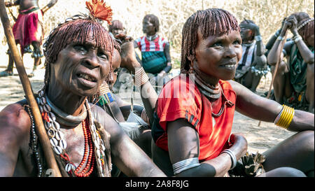 Les femmes de la tribu Hamar près de Turmi Ethiopie Banque D'Images