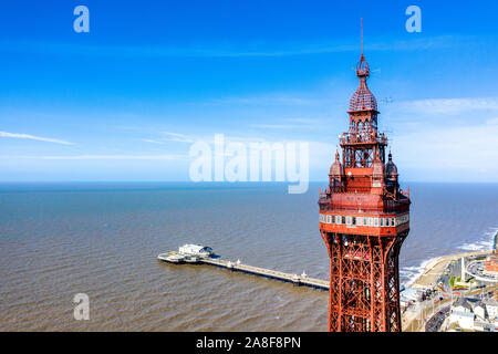 Vues aériennes de la Blackpool Tower dans l'une des stations balnéaires plus grand du Stunnig, paysages de la mer, et lui-même de la ville de Blackpool Banque D'Images