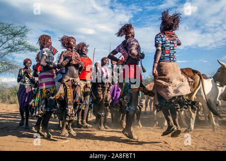 Les femmes de la tribu Hamar danser devant l'bull cérémonie saut près de Turmi Ethiopie Banque D'Images