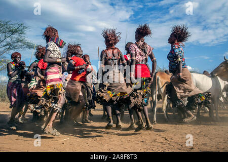 Les femmes de la tribu Hamar danser devant l'bull cérémonie saut près de Turmi Ethiopie Banque D'Images