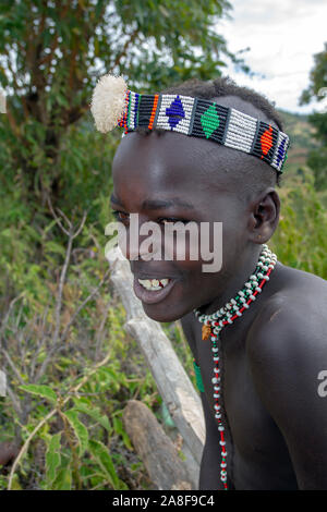 Is ou Bena tribu jeune homme avec bandeau perlé Ethiopie Banque D'Images