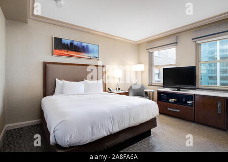 Une chambre d'hôtel standard à l'hôtel Hilton Chicago avec un lit king size. Banque D'Images