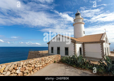 Loin de Capdepera phare sur l'île de Majorque, Espagne. Banque D'Images