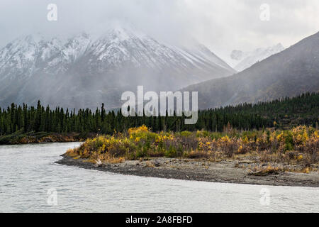 Résiliation la poussière, la neige précoce, tombe sur la chaîne de montagnes de l'Alaska le long de la branche est du fleuve Chulitna en Denali State Park près de Cantwell, Alaska Banque D'Images