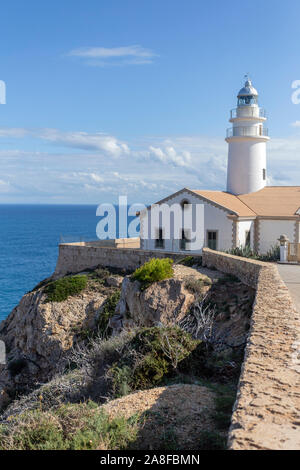 Loin de Capdepera phare sur l'île de Majorque, Espagne. Banque D'Images