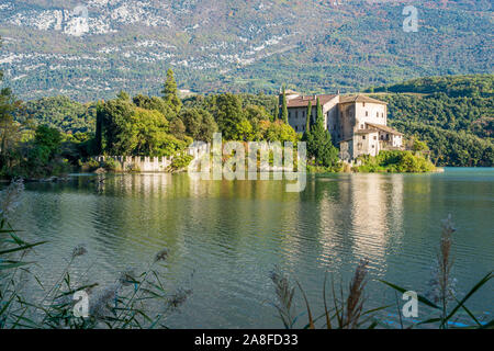 Lac et Castel Toblino, emplacement idyllique dans la province de Trente, Trentin-Haut-Adige, Italie du nord. Banque D'Images