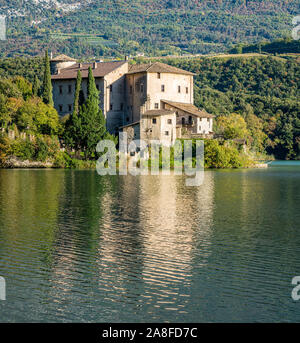 Lac et Castel Toblino, emplacement idyllique dans la province de Trente, Trentin-Haut-Adige, Italie du nord. Banque D'Images