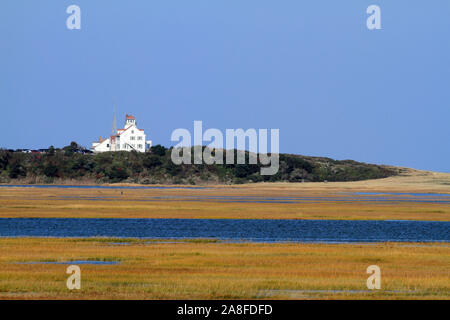 Vue sur Nauset Marsh et de la Garde côtière Station à partir de Fort Hill dans Eastham, Massachusetts Banque D'Images