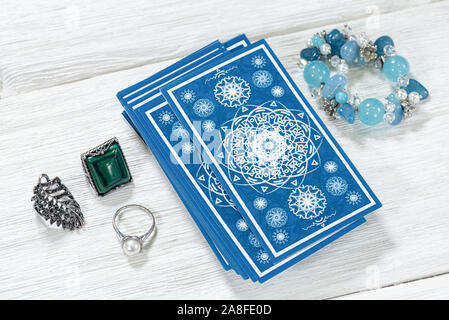 Cartes de Tarot sur la table en bois blanc. Banque D'Images