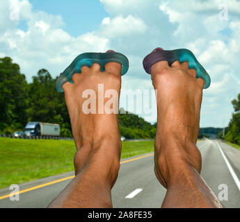 POV, yoga toe brancards avec des pieds levé sur planche de bord sont grands pour les passagers dans un voyage RV, une descente par la route de la Floride Banque D'Images