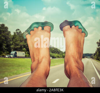 POV, yoga bleu toe brancards avec des pieds levé sur planche de bord sont grands pour les passagers dans un voyage RV, une descente par la route de la Floride Banque D'Images