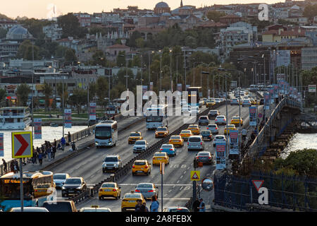 Conduite de véhicules par Unkapani Bridge au coucher du soleil l'heure. Vues avant et arrière de taxis, voitures, autobus et autocars. Banque D'Images