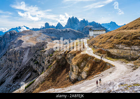 Beau paysage de montagnes entourant la célèbre Tre Cime di Lavaredo pics. Veneto, Italie. Banque D'Images