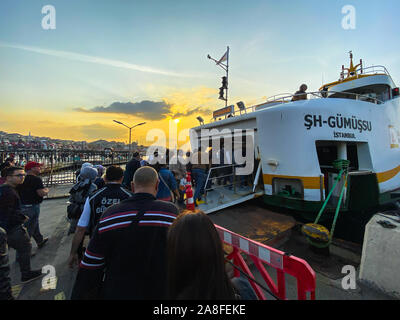 Le 30 octobre 2019. Les passagers de ferry du gauche. Les personnes voyageant par bateau. passagers aller d'embarcadère pour le ferry. L'embarquement des personnes dans les transports publics. Banque D'Images