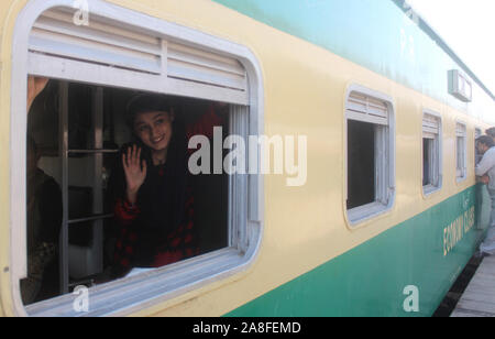 Hyderabad, Pakistan. 05Th Nov, 2019. Une famille Sikh va Kartar pur pour assister à l'événement religieux il y a la gare de Hyderabad par le train spécial (Photo par Jan Ali Laghari/Pacific Press) Credit : Pacific Press Agency/Alamy Live News Banque D'Images