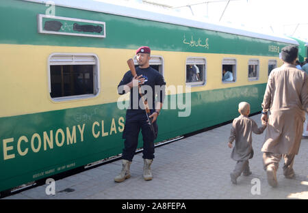 Hyderabad, Pakistan. 05Th Nov, 2019. Un homme debout à côté d'alerte de police le train qui transportait plus de 700 passagers sikhs de Kartar pur pour assister à l'événement religieux y (Photo par Jan Ali Laghari/Pacific Press) Credit : Pacific Press Agency/Alamy Live News Banque D'Images