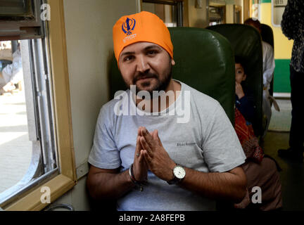 Hyderabad, Pakistan. 05Th Nov, 2019. Une famille Sikh va Kartar pur pour assister à l'événement religieux il y a la gare de Hyderabad par le train spécial (Photo par Jan Ali Laghari/Pacific Press) Credit : Pacific Press Agency/Alamy Live News Banque D'Images