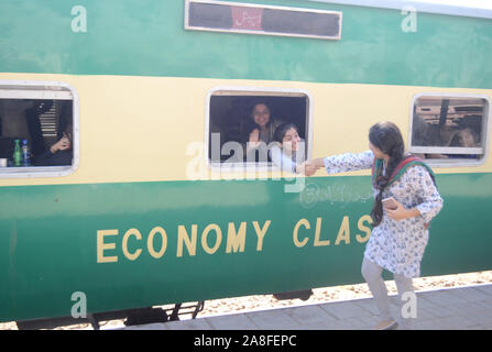 Hyderabad, Pakistan. 05Th Nov, 2019. Une famille Sikh va Kartar pur pour assister à l'événement religieux il y a la gare de Hyderabad par le train spécial (Photo par Jan Ali Laghari/Pacific Press) Credit : Pacific Press Agency/Alamy Live News Banque D'Images