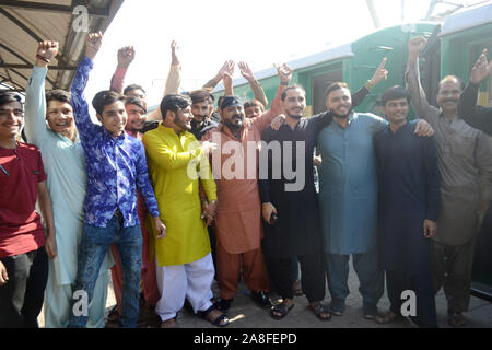 Hyderabad, Pakistan. 05Th Nov, 2019. Passagers sikhs vont Kartar pur de Hyderabad gare à assister à l'événement religieux il Nanaak Gourou Baba anniversaire par le train qui transportait plus de 700 passagers de différentes villes du Pakistan (Photo par Jan Ali Laghari/Pacific Press) Credit : Pacific Press Agency/Alamy Live News Banque D'Images