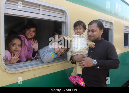 Hyderabad, Pakistan. 05Th Nov, 2019. Passagers sikhs vont Kartar pur de Hyderabad gare à assister à l'événement religieux il Nanaak Gourou Baba anniversaire par le train qui transportait plus de 700 passagers de différentes villes du Pakistan (Photo par Jan Ali Laghari/Pacific Press) Credit : Pacific Press Agency/Alamy Live News Banque D'Images