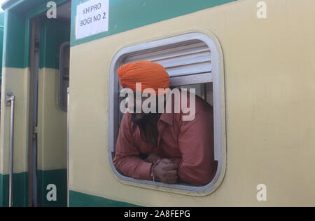 Hyderabad, Pakistan. 05Th Nov, 2019. Passagers sikhs vont Kartar pur de Hyderabad gare à assister à l'événement religieux il Nanaak Gourou Baba anniversaire par le train qui transportait plus de 700 passagers de différentes villes du Pakistan (Photo par Jan Ali Laghari/Pacific Press) Credit : Pacific Press Agency/Alamy Live News Banque D'Images