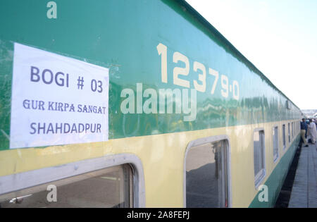 Hyderabad, Pakistan. 05Th Nov, 2019. Vue d'un train spécial pour la communauté sikh qui vont Kartar pur pour assister à l'événement religieux y (Photo par Jan Ali Laghari/Pacific Press) Credit : Pacific Press Agency/Alamy Live News Banque D'Images